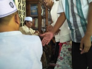 Belajar Sabar dari Kiai Aziz Khoiri Lamongan