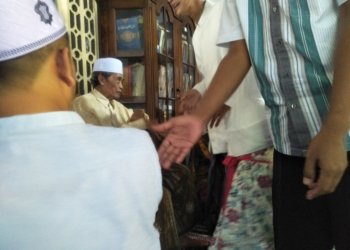 Belajar Sabar dari Kiai Aziz Khoiri Lamongan