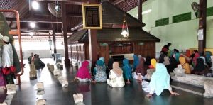 Peziarah saat berada di makam Syeh Asmoro Kond
