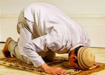 Menggelar Sajadah atau Diterjang Orang Lewat