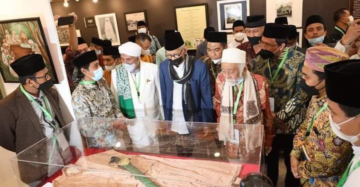 Foto: Rais Aam PBNU KH. Miftahul Achyar dan para kiai melihat jubah dan pedang peninggalan Syekh Nawawi di stand pameran Nahdlatut Turots di selasar ballroom Sultan Hotel and Residence, Jakarta.