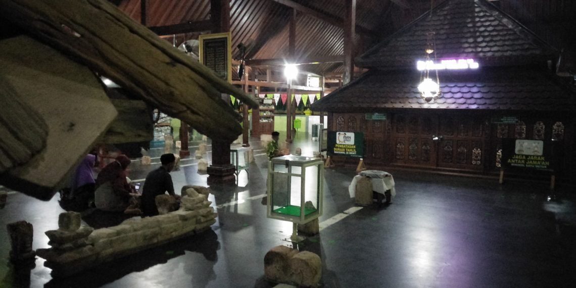 Menikmati Malam Idul Fitri di Makam Asmoroqondi Tuban