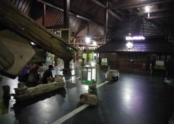 Menikmati Malam Idul Fitri di Makam Asmoroqondi Tuban