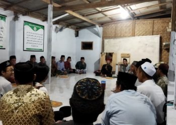 Metode pembelajaran syawir dilakukan para santri dengan gembira.