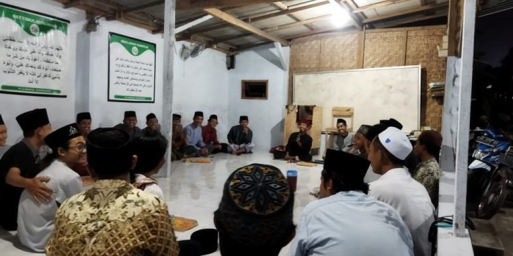 Metode pembelajaran syawir dilakukan para santri dengan gembira.