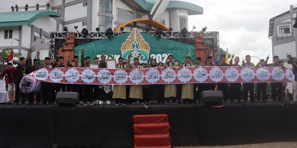 UIN SATU Tulungagung Pecahkan Rekor MURI Lukisan Kaligrafi Terpanjang 1.500 Meter