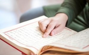 Keutamaan Membaca Al-Qur’an : Menenangkan Hati dan Berlipat-lipat Kebaikan