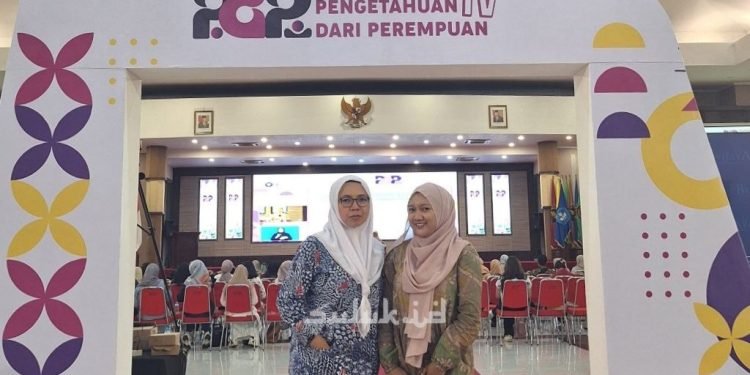 Dian Pratiwi Pribadi, Dosen Sosiologi Agama (kiri), dan Dewi Nursilowati, Alumni KPI UIN SATU (kanan), di Acara Pembukaan Konferensi Pengetahuan dari Perempuan Ke-IV di Universitas Brawijaya Malang (Foto : Agil)