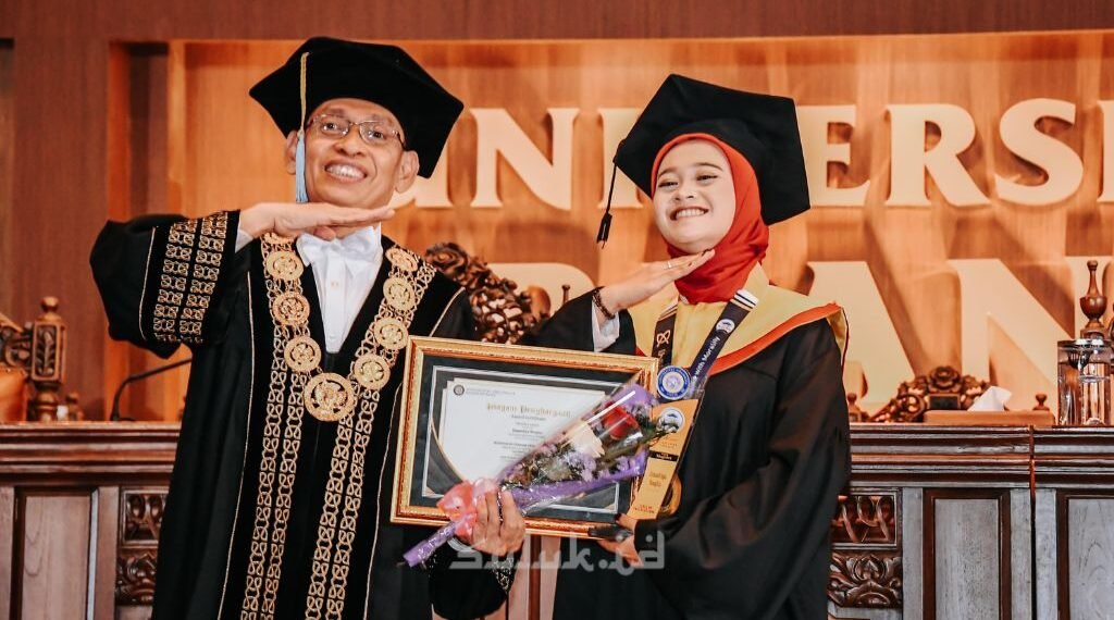 Jinan, Alumni KPI UIN SATU Tulungagung Raih Wisudawan Terbaik Pascasarjana Universitas Airlangga