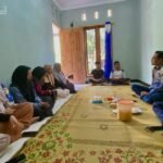 Monitoring dan Evaluasi Kegiatan KKN di Posko Kanoman Dua: Lesehan, Kopi, dan Komitmen Membangun Dusun