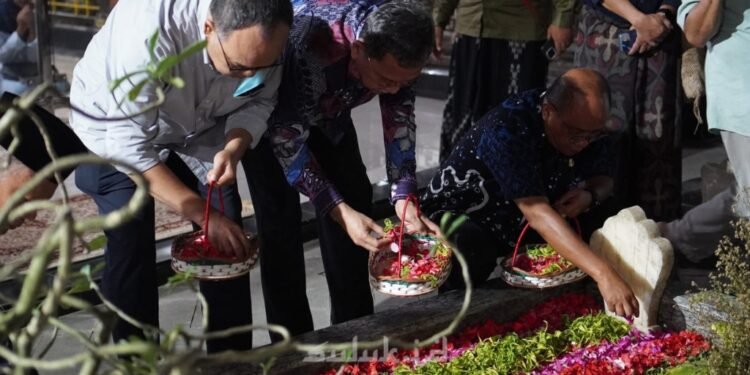 Kunjungan ke makam KH Yusuf Hasyim di barat masjid Pesantren Tebuireng