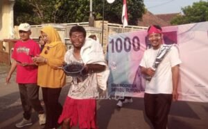 Pakai Kostum Cosplay Uang Kertas, Juara Terunik