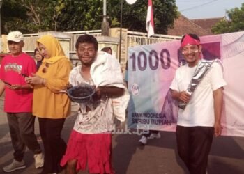 Pakai Kostum Cosplay Uang Kertas, Juara Terunik