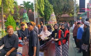 Tampilkan Dua Tumpeng Raksasa, Pawai Budaya Etnik Indonesia SMA Negeri 1 Jombang