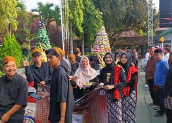 Tampilkan Dua Tumpeng Raksasa, Pawai Budaya Etnik Indonesia SMA Negeri 1 Jombang
