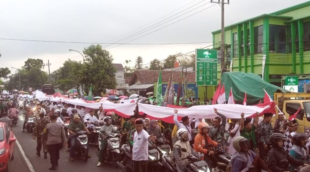 Bendera Raksasa Diarak dalam Kirab Menuju Pesantren Tebuireng
