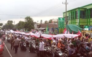 Bendera Raksasa Diarak dalam Kirab Menuju Pesantren Tebuireng