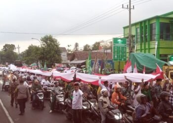 Bendera Raksasa Diarak dalam Kirab Menuju Pesantren Tebuireng