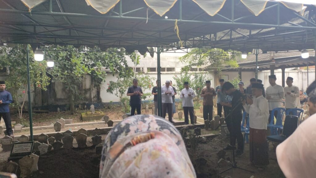 KH. Zarkasyi Mimpin Doa