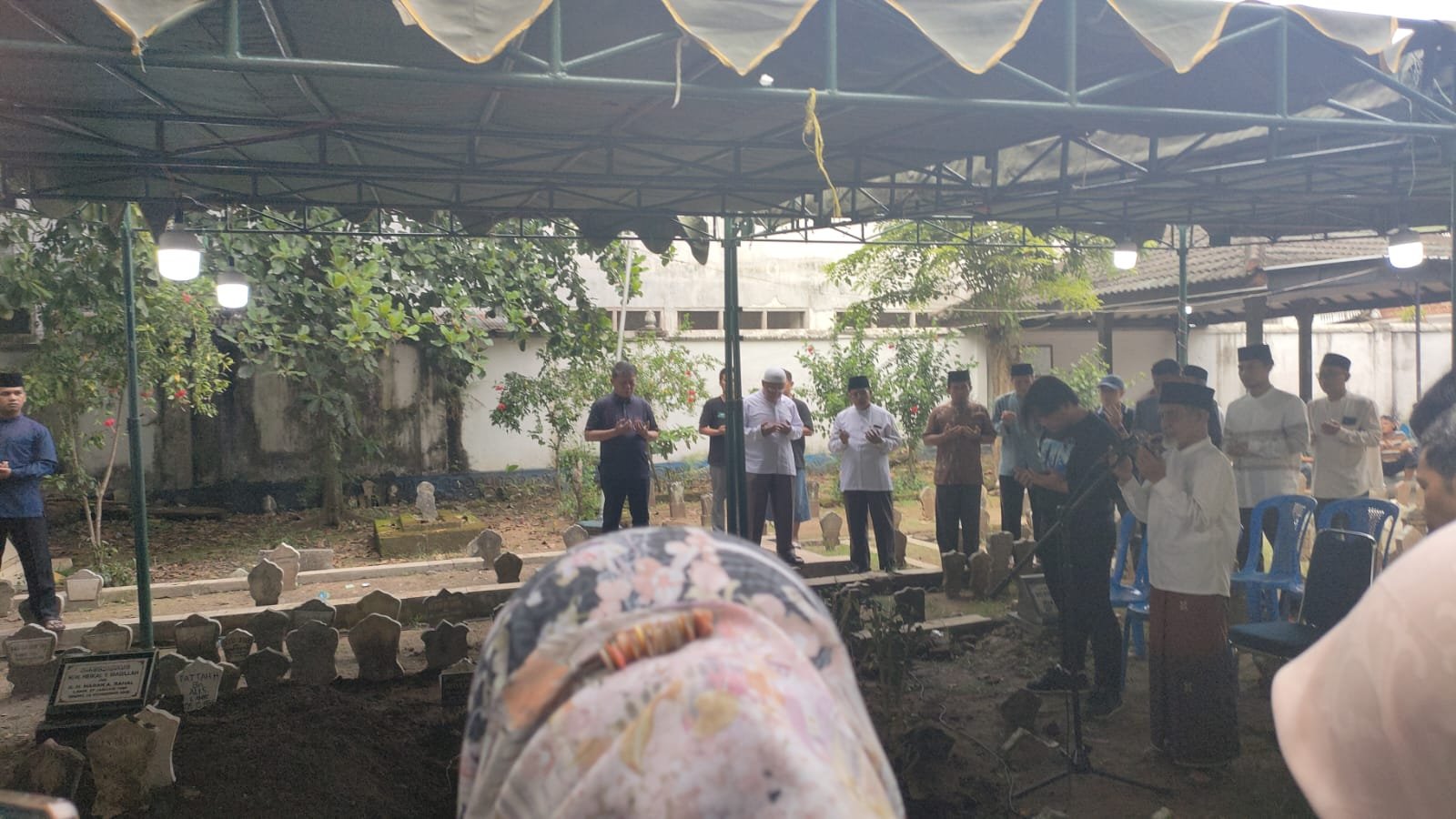 KH. Zarkasyi Mimpin Doa