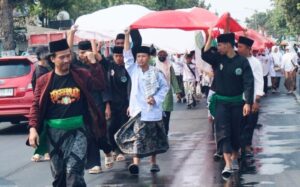 Kirab Bendera Raksasa, Disambut Menhaj Gus Irfan Yusuf di Tebuireng